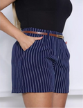 Short Listrado Feminino Alfaiataria Social com Cinto, Bolso e Fechamento Lateral