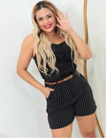 Short Listrado Feminino Alfaiataria Social com Cinto, Bolso e Fechamento Lateral